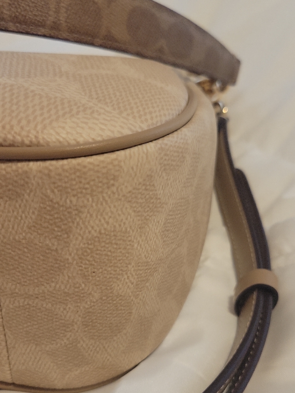 Like New Signature Coach Teri Hobo - Picture 10 of 13